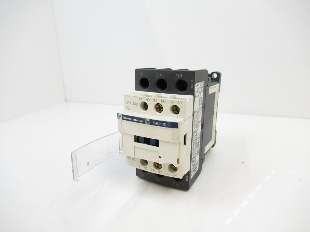 Prise Industrielle Schneider Electric KNB32CP15D – Schuko + Industriel – Neuf Sous Emballage